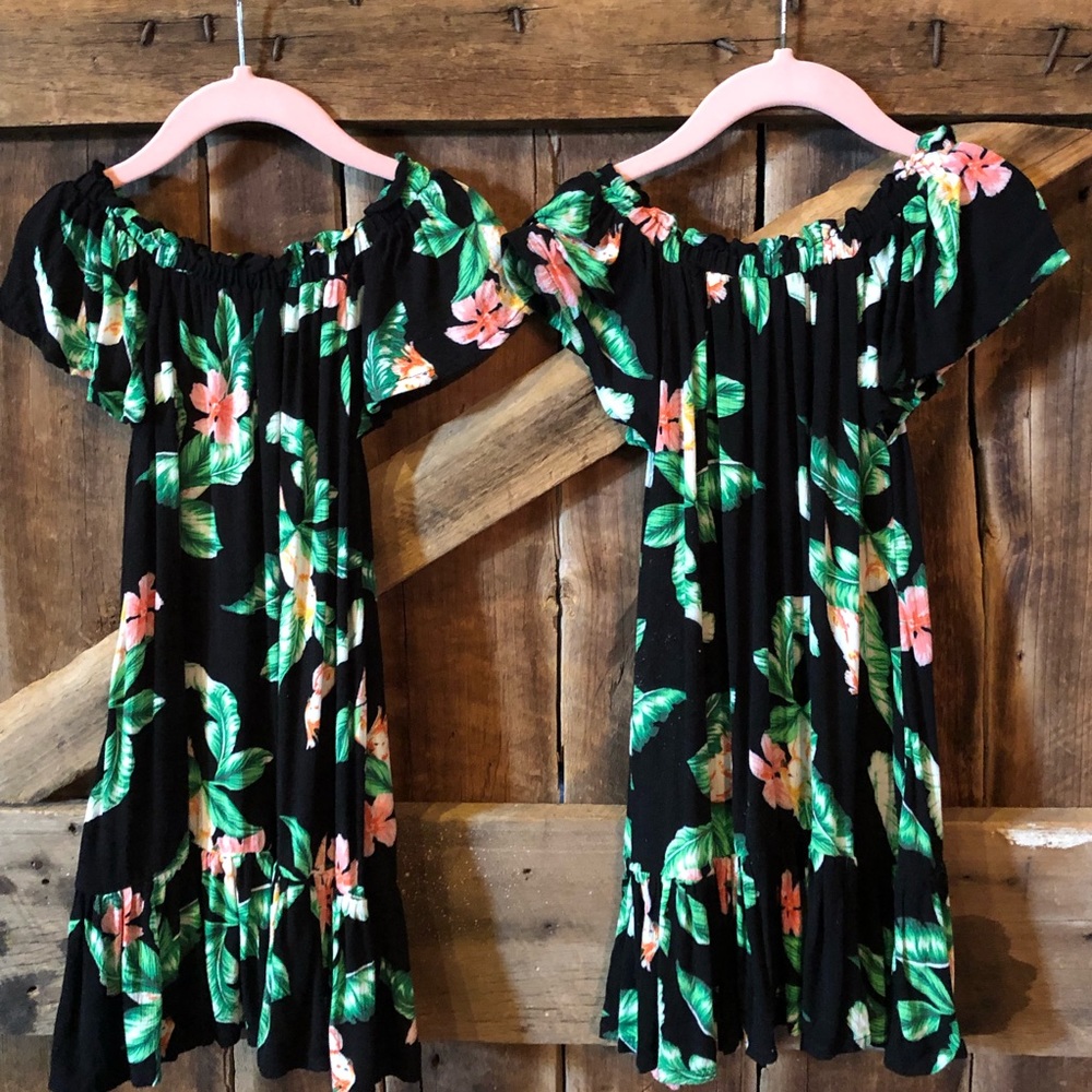 Sold individually! 🌺 HAWAIIAN DRESS 🌺2 left.